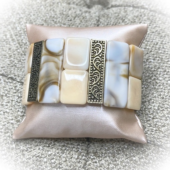 💕Beautiful Vintage Stretch Bracelet Cream and Gold Tone💕 - Picture 2 of 5